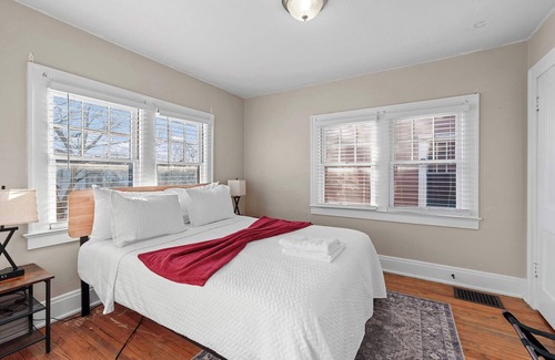 Clintonville House | Tibet Twins 1 Cozy Stay for 6