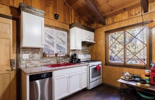 Big Bear City Cabin | Tibetan Theme Cozy Cabin Minutes 2 Slopes + Hot Tub - Big Bear Lake