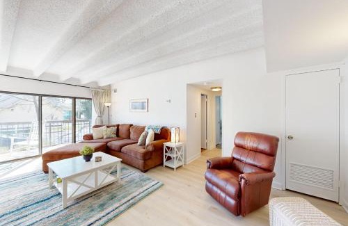 Caine Woods Apartment | Tiburon 1B