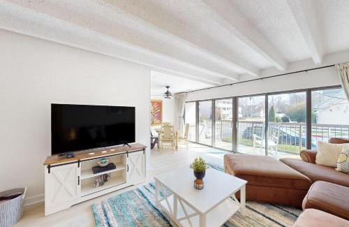 Caine Woods Apartment | Tiburon 1B