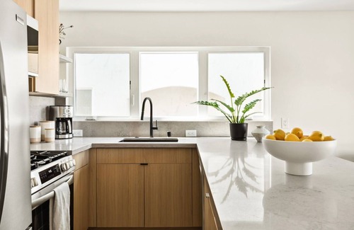 The Strand Condo | Tide House - Unit A | Modern Seaside 1BD w Parking