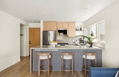 The Strand Condo | Tide House - Unit A | Modern Seaside 1BD w Parking
