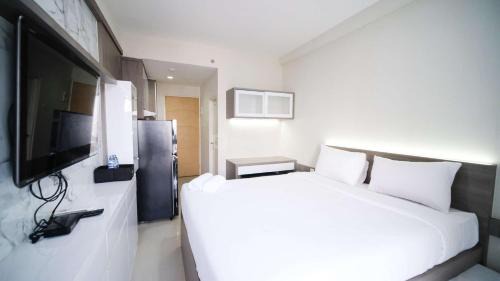 Surabaya Apartment | Tidy and Comfy Studio at Bale Hinggil Apartment By Travelio