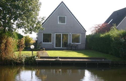 Medemblik House | Tidy bungalow with dishwasher, close to the water