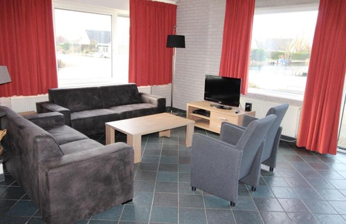 Medemblik House | Tidy bungalow with dishwasher, close to the water