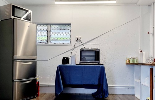 Okitu Apartment | Tidy lower ground floor apartment opposite the beach