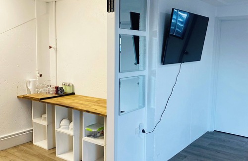 Okitu Apartment | Tidy lower ground floor apartment opposite the beach