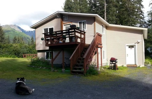 Bear Creek Apartment | Tiehacker Lodging is the perfect place to relax and enjoy the beauty of Alaska!