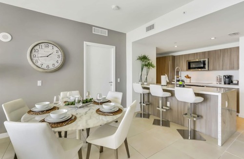 Central Beach Condo | Tiffany Amber: Rooftop Pool, Gym, & Walk to Beach