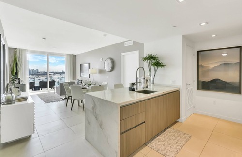 Central Beach Condo | Tiffany Amber: Rooftop Pool, Gym, & Walk to Beach