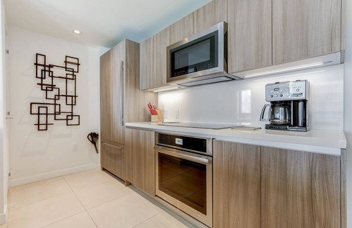 Central Beach Condo | Tiffany Blanca: Rooftop Pool, Gym, & Walk to Beach