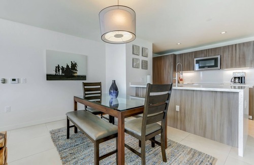 Central Beach Condo | Tiffany Blanca: Rooftop Pool, Gym, & Walk to Beach