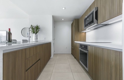 Central Beach Condo | Tiffany Ebony: Ocean & Canal views, Walk to Beach