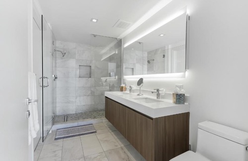 Central Beach House | Tiffany Ebony - Ocean & Canal views, Walk to Beach