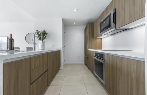 Central Beach House | Tiffany Ebony - Ocean & Canal views, Walk to Beach