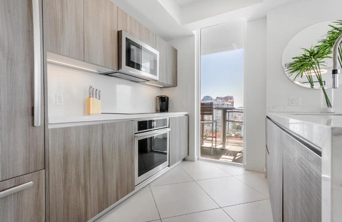 Central Beach House | Tiffany Hazel - Rooftop Pool, Gym, & Walk to Beach