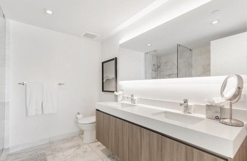 Central Beach House | Tiffany Hazel - Rooftop Pool, Gym, & Walk to Beach
