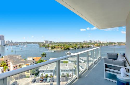 Central Beach House | Tiffany Hazel - Rooftop Pool, Gym, & Walk to Beach