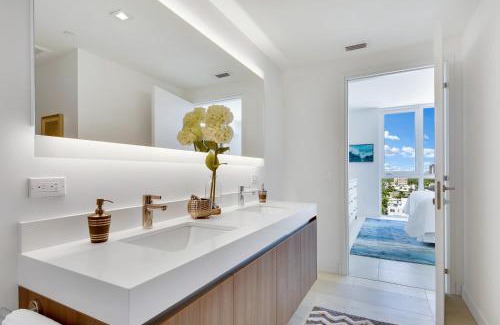 Central Beach House | Tiffany Indigo - Rooftop Pool, Gym, Walk to Beach
