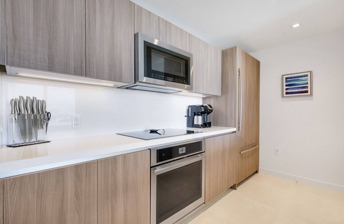 Central Beach Condo | Tiffany Indigo: Rooftop Pool, Gym, Walk to Beach