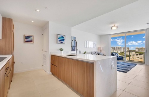 Central Beach Condo | Tiffany Indigo: Rooftop Pool, Gym, Walk to Beach
