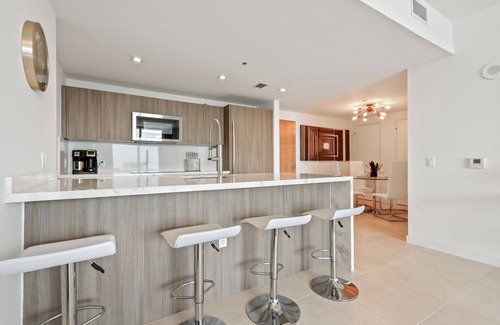 Central Beach Condo | Tiffany Sage: Rooftop Pool, Gym, & Walk to Beach