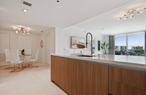 Central Beach Condo | Tiffany Sage: Rooftop Pool, Gym, & Walk to Beach