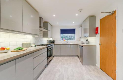 Stevenage Apartment | Tiger House Stevenage 5 Bed 4 Bath Group Bookings