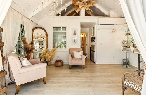 Jacksonville Cottage | TIGERS DEN - #1 BEST LOCATION, ROMANTIC, STUNNING, STEPS TO BRITT FESTIVAL