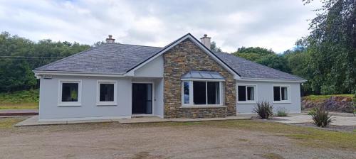 Dawros House | Tigh Dawros - Charming 4-bedroom house with WiFi in beautiful Kenmare, Kerry