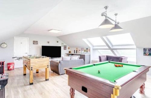 Peterhead House | Tigh Na Mhor , Hot Tub , Games Room , 5 Bedroom ,Sleeps 13 , Large Villa