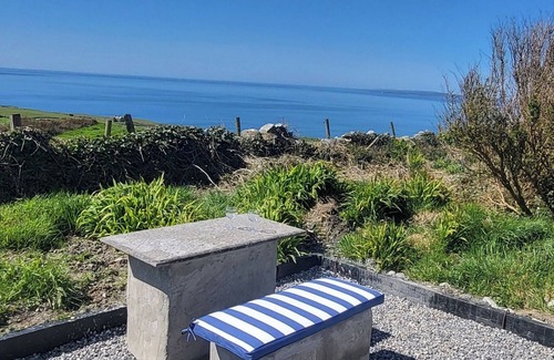 Doolin Cottage | Tigín, 2km from Doolin, with panoramic views of the sea, cliffs and islands.