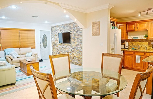 Southwest House | Tiki Hut/Pool 4 BR Coastal Cottage- Dream Vacation (New!)