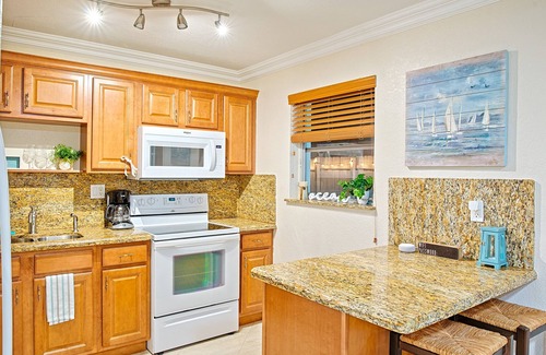 Southwest House | Tiki Hut/Pool 4 BR Coastal Cottage- Dream Vacation (New!)