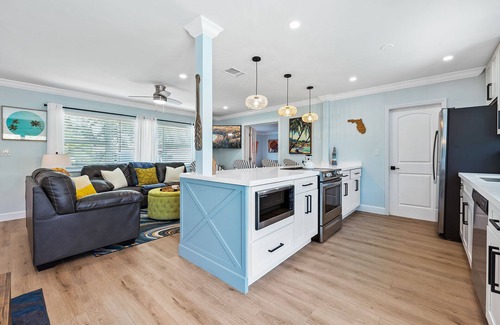 Dania Beach House | ⛳️ TIKI PARADISE! Pool, putting green, arcade, kids’ playset!