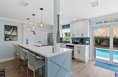 Dania Beach House | ⛳️ TIKI PARADISE! Pool, putting green, arcade, kids’ playset!