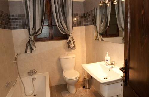 Gharb Other | Tilmun, Airconditioned, 5 Bedroomed Farmhouse with Pool