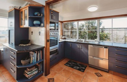 New Plymouth Villa | Timata Ora - 7BR family home in prime location