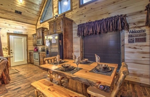 Broken Bow Cabin | Timber Bear Cabin - Your Perfect Getaway, Firepit/Jacuzzi/WiFi/Much More!