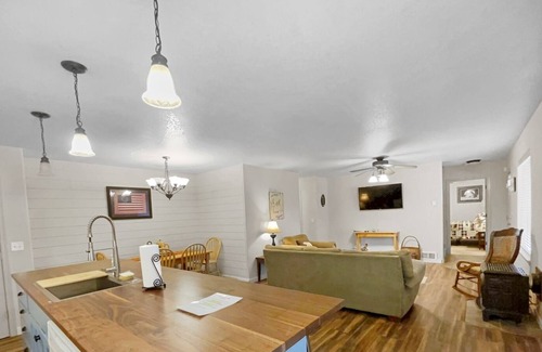 Sisters House | Timber Creek Escape with great location and amenities