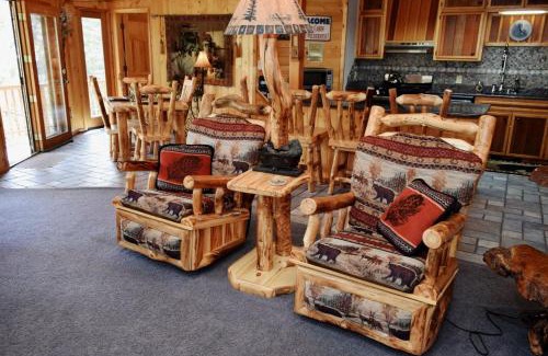 Taos Ski Valley House | Timber Crest Retreat - Hot Tub - Satellite - Washer - Dryer - Fireplace - Grill - Firepit - Garage Access