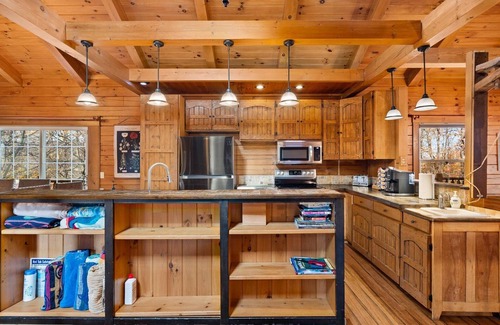 Butler Cabin | Timber Ridge Luxury Log Cabin, Hot Tub, Fireplace, Sleeps 14