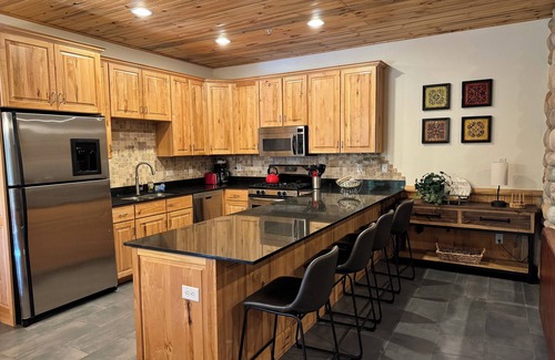 Park City House | Timber Wolf Lodge condo with private bathrooms for all!