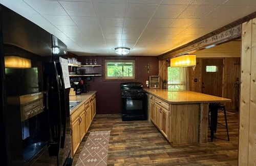 Old Washington Cabin | Timberline Cabins - Peaceful Pines Lodge, WiFi, Pets, Stalls, Hot Tub