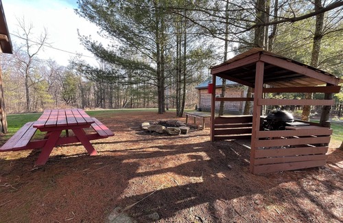 Old Washington Cabin | Timberline Cabins - The Wilmington Cabin - Hot tub, WiFi, Pets, Fireplace