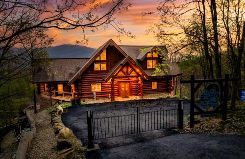 Pittman Center Ski Chalet | Timberwolf - Luxe 5 Star Retreat- October Deal-Game Rm-PS5-FirePit-Hot Tub