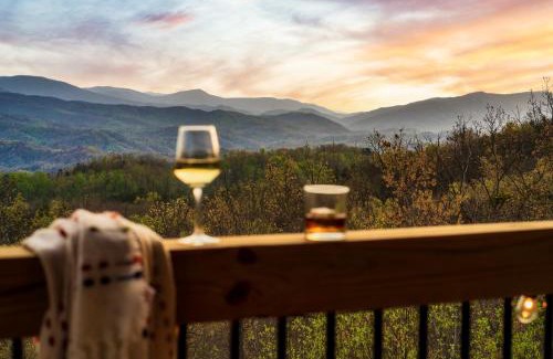 Pittman Center Ski Chalet | Timberwolf - Luxe 5 Star Retreat- October Deal-Game Rm-PS5-FirePit-Hot Tub