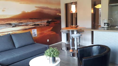 Hollum Apartment | TIME-OUT met ZONNIG TERRAS, eigen KEUKEN, Dichtbij Dorp, Duinen, Strand en Vuurtoren , Incl verwarmd Hotel-ZWEMBAD