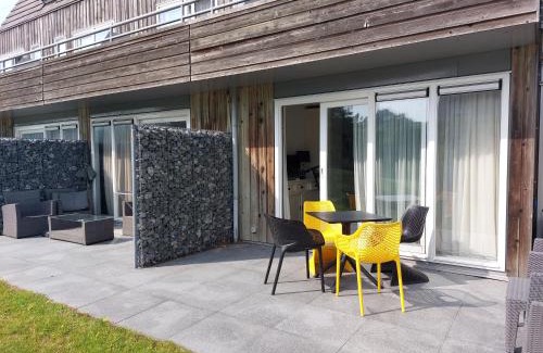 Hollum Apartment | TIME-OUT met ZONNIG TERRAS, eigen KEUKEN, Dichtbij Dorp, Duinen, Strand en Vuurtoren , Incl verwarmd Hotel-ZWEMBAD