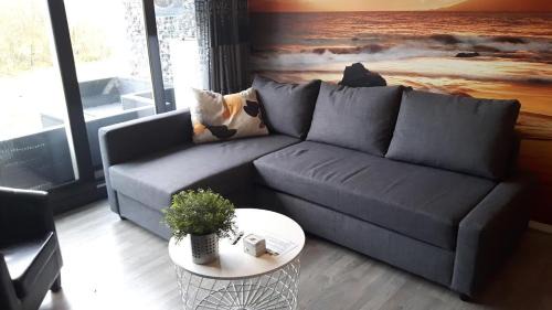 Hollum Apartment | TIME-OUT met ZONNIG TERRAS, eigen KEUKEN, Dichtbij Dorp, Duinen, Strand en Vuurtoren , Incl verwarmd Hotel-ZWEMBAD